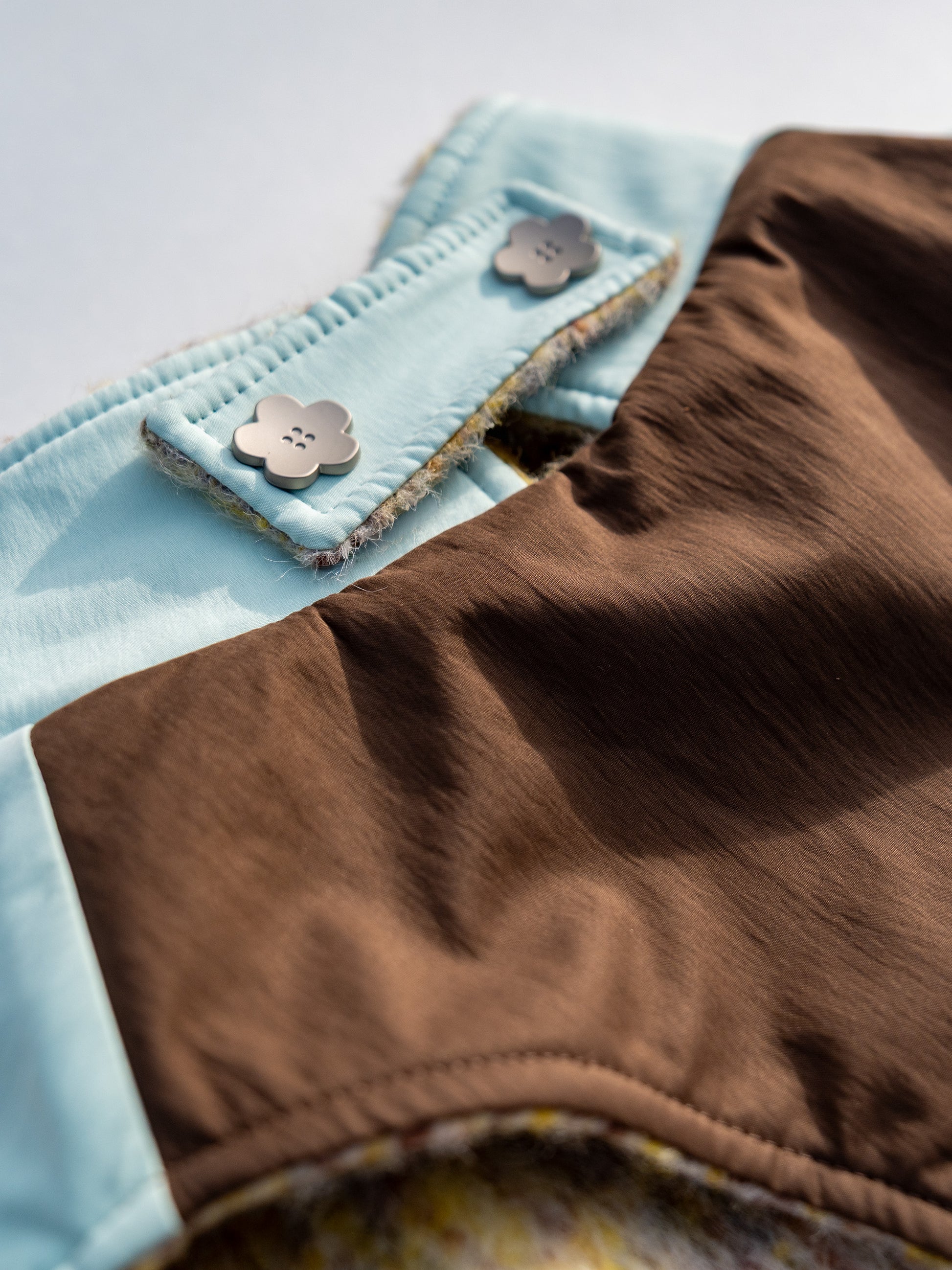 領口細節 (薄荷/棕色)