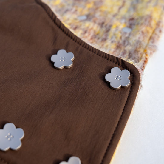 棕色面釦子特寫