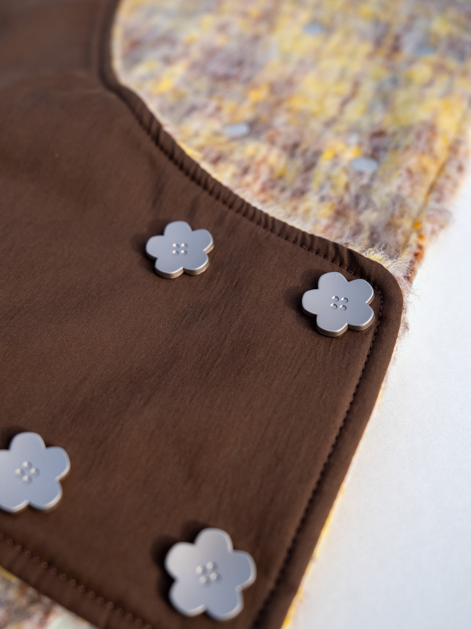 棕色面釦子特寫