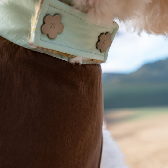 領口花朵釦特寫 (薄荷面)